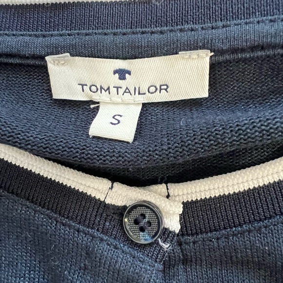 Chic Black Button-Up Cardigan - Picture 3 of 4